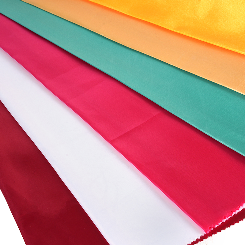 50/75 Lesklý nekroucený satén + tkanina s tenkým pádlem