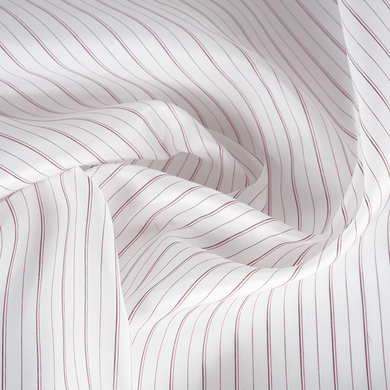 100% polyesterová strečová podšívka s proužkovanými rukávy